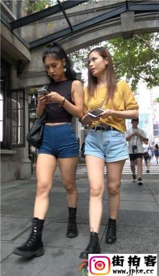 4K-街拍两个牛仔热裤性感圆润翘美腿美女