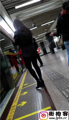 地铁站等车看手机的黑衣黑丝黑高好身材美眉[MP4/586M]