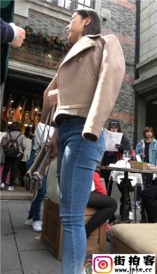 4K-街拍紧身牛仔裤美女姿势诱人