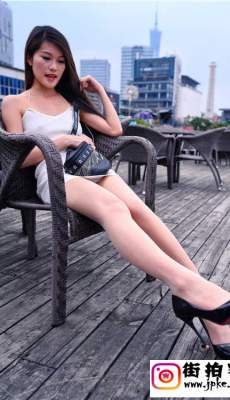 【御风街拍】丝足系列-白色吊带肉丝美女畅游琶醍轻轨 1