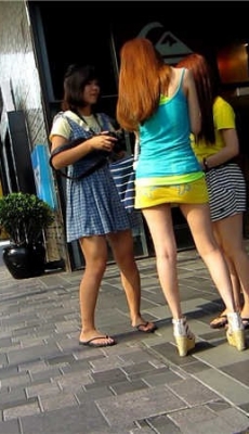 高清 街拍在街头拍摄照片的长发黄裙美女[MP4/3.5G]