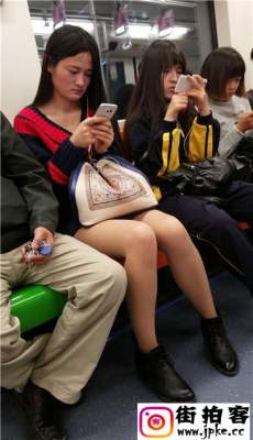 4K-地铁拍摄肉色丝袜美腿长发美女黑色包臀裙[MP4/593M]