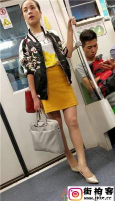 4K-地铁近拍黄色包臀短裙金色高跟肉丝美女极品美腿[MP4/635M]