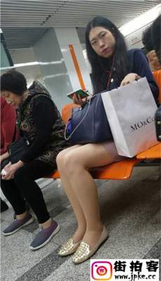 地铁站等车的包臀裙裸腿妹子[MP4/775M]
