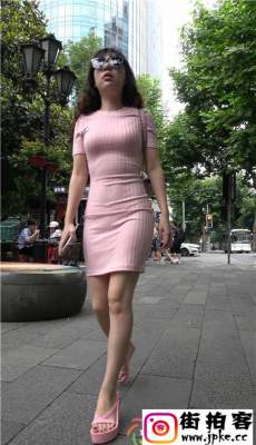 4K-街拍粉色紧身连衣包臀短裙墨镜少妇性感白腿圆臀[MP4/2.45G]