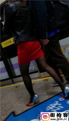 4K-地铁站跟拍红色包臀短裙黑丝高跟少妇极品美腿[MP4/440M]