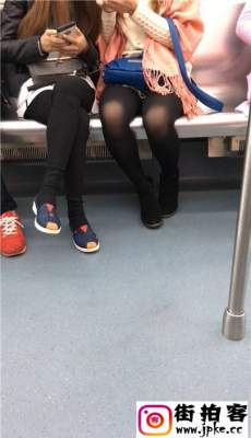地铁拍摄黑色丝袜开腿粉衣短裙妹子[MOV/317M]