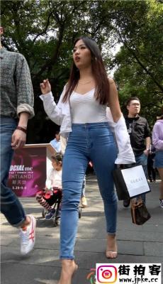 4K-街拍紧绷牛仔裤低胸美女极品饱满圆润翘臀