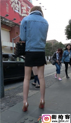 4K-街拍金色高跟极品肉丝长腿黑色包臀短裙美女[MP4/1.32G]