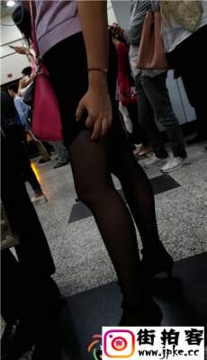4K-地铁站排队的黑色包臀短裙黑丝尖头高跟OL美少妇[MP4/482M]