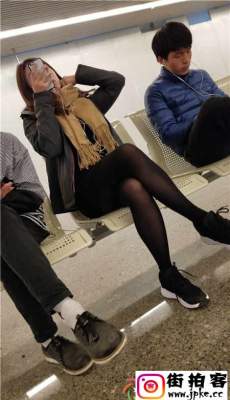 4K-地铁站候车的黑色丝袜长腿美眉[MP4/488M]