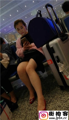 高铁站等车的肉丝美腿红色皮鞋漂亮美少妇[MP4/433M]