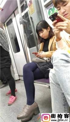 4K-地铁近拍黑色蕾丝包臀短裙丝袜美腿少妇[MP4/217M]