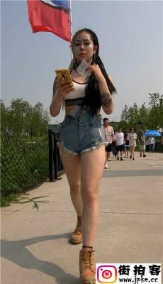 4K-跟拍蓝色牛仔热裤狂野妹子极品白腿翘臀
