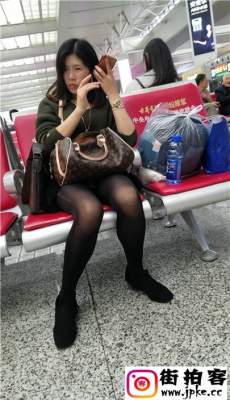 4K-火车站候车的黑色丝袜极品细长美腿长发美妇[MP4/845M]