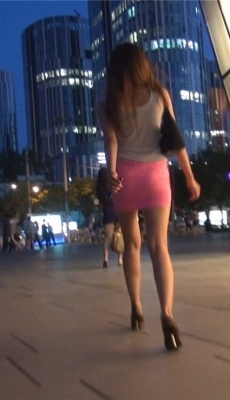 街拍粉色包臀短裙高跟美女性感身材美腿[MTS/188M]