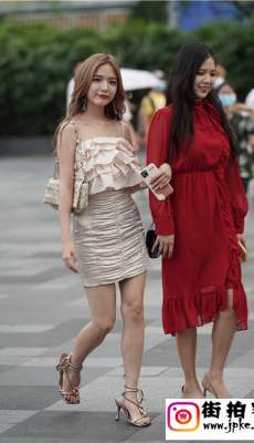 街拍两个裙装高跟性感美腿美眉逛街 套图+视频[MP4/1.64G]