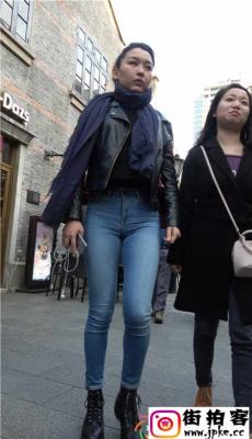 4K-街拍蓝色紧绷牛仔裤美女极品翘臀显内痕