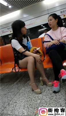 4K-地铁站近拍和朋友聊天的肉丝高跟美眉性感大腿[MP4/436M]