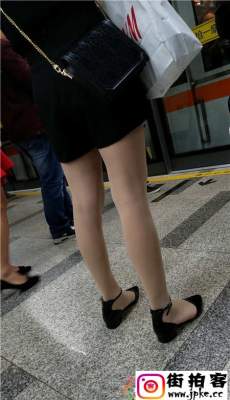 4K-地铁站近拍两个黑色高跟肉丝极品美腿少妇[MP4/951M]