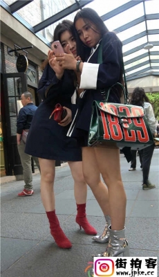 4K-街头拍照的两个休闲短裤白腿美女玩自拍[MP4/2.24G]