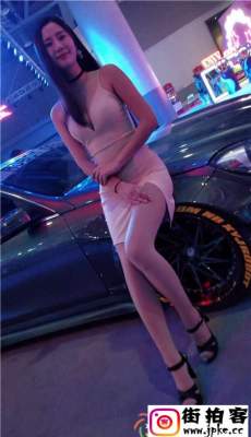 4K-车展端坐的白色连衣裙漂亮车模性感美腿[MP4/653M]