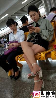 4K-地铁站近拍看手机的极品白腿黑色休闲短裤美女[MP4/519M]
