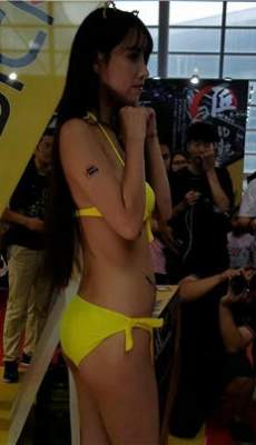 4K-展会黄色比基尼性感长腿车模[MP4/707M]