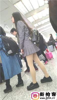 4K-火车站排队购票的学生制服超短裙肉丝妹子[MP4/619M]