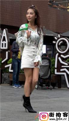 4K-街头拍照的白色牛仔短裙高跟极品美腿长发美女