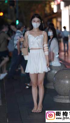 街拍白色短裙极品白腿美女 套图+视频[MP4/965M]