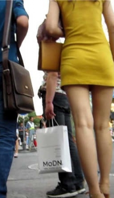高清 商场身材很棒的黄色包臀连衣裙细腰美女[MP4/1.16G]