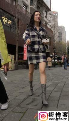 4K-超性感包臀短裙白皙长腿高跟皮靴模特美女拍照[MP4/1.05G]