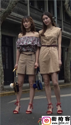 4K-街头拍照的两个短裙高跟性感白皙细腿美女