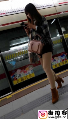 地铁站跟拍黑色热裤肉色丝袜长腿高跟漂亮长发美眉[MP4/453M]