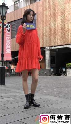 4K-性感红色连衣裙长腿高跟皮靴美女街头拍照[MP4/1.14G]