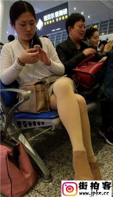 4K-火车站候车的肉色丝袜图案包臀裙美少妇[MP4/987M]
