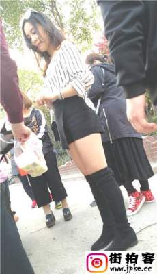 4K-买烧烤的黑色休闲短裤长发美女极品美腿圆润翘臀[MP4/908M]