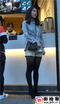 4K-休闲短裤美眉极品黑色高跟丝袜美腿