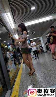 4K-地铁站绿色短裙高跟极品白皙长腿少妇[MP4/237M]