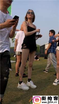 4K-黑色牛仔热裤美眉性感白腿圆润翘臀