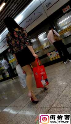 4K-地铁站花纹上衣黑色包臀短裙肉丝高跟丰满少妇[MP4/548M]