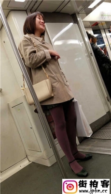 地铁拍摄米色风衣紫色丝袜绿色高跟鞋少妇[MOV/563M]
