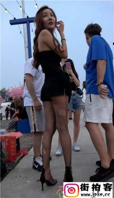 4K-街拍黑色破洞网袜高跟极品性感长腿美女