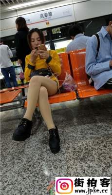 4K-地铁站近拍黄色连衣裙肉丝黑高跟OL美眉[MP4/1.46G]