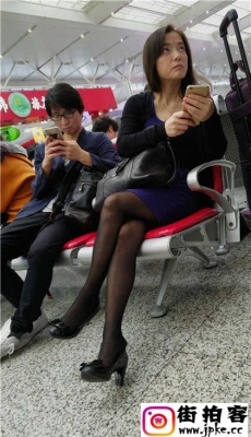 高铁站等车的紫色连衣裙裙黑色丝袜黑高美少妇[MOV/1.2G]