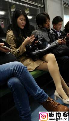 地铁漂亮美少妇肉色丝袜性感美腿高跟[MP4/832M]