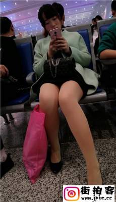 4K火车站等车的肉色丝袜黑色高跟性感美腿少妇[MP4/1.15G]