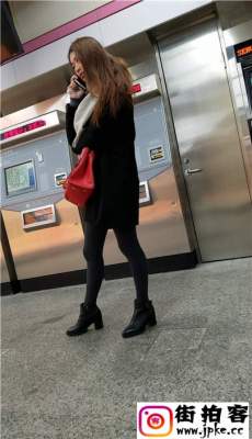 4K-车站拍摄灰色丝袜黑色高跟美腿漂亮美女[MP4/909M]
