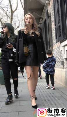 4K-黑色性感皮短裙极品高跟长腿金发美女[MP4/433M]